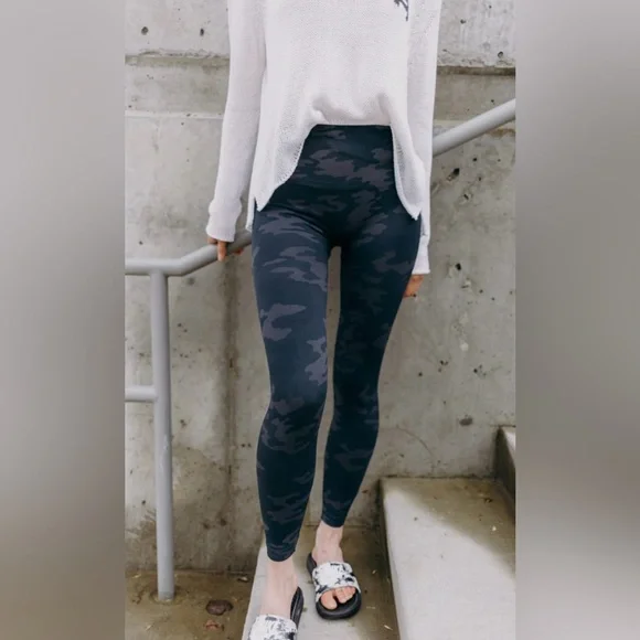 SPANX Look At Me Now Black Camo Legging - Picture 4 of 15